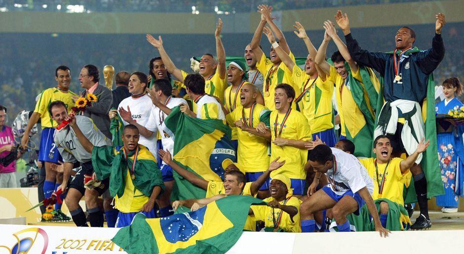 
                <strong>Die meisten WM-Titel: Brasilien (5)</strong><br>
                Brasilien ist Rekordweltmeister. Fünfmal gewannen die Südamerikaner die begehrteste Trophäe im Weltfußball. Sie brauchten allerdings sechs Anläufe, um sich 1958 erstmals die Krone aufzusetzen. Es folgten weitere Titel in den Jahren 1962, 1970, 1994 und 2002. Die Brasilianer sind das letzte Land, das den WM-Titel verteidigen konnte. 1962 war das, also schon eine Ewigkeit her. Den letzten World Cup gewann Brasilien mit den Superstars Ronaldo und Ronaldinho im Finale gegen Deutschland (2:0).
              