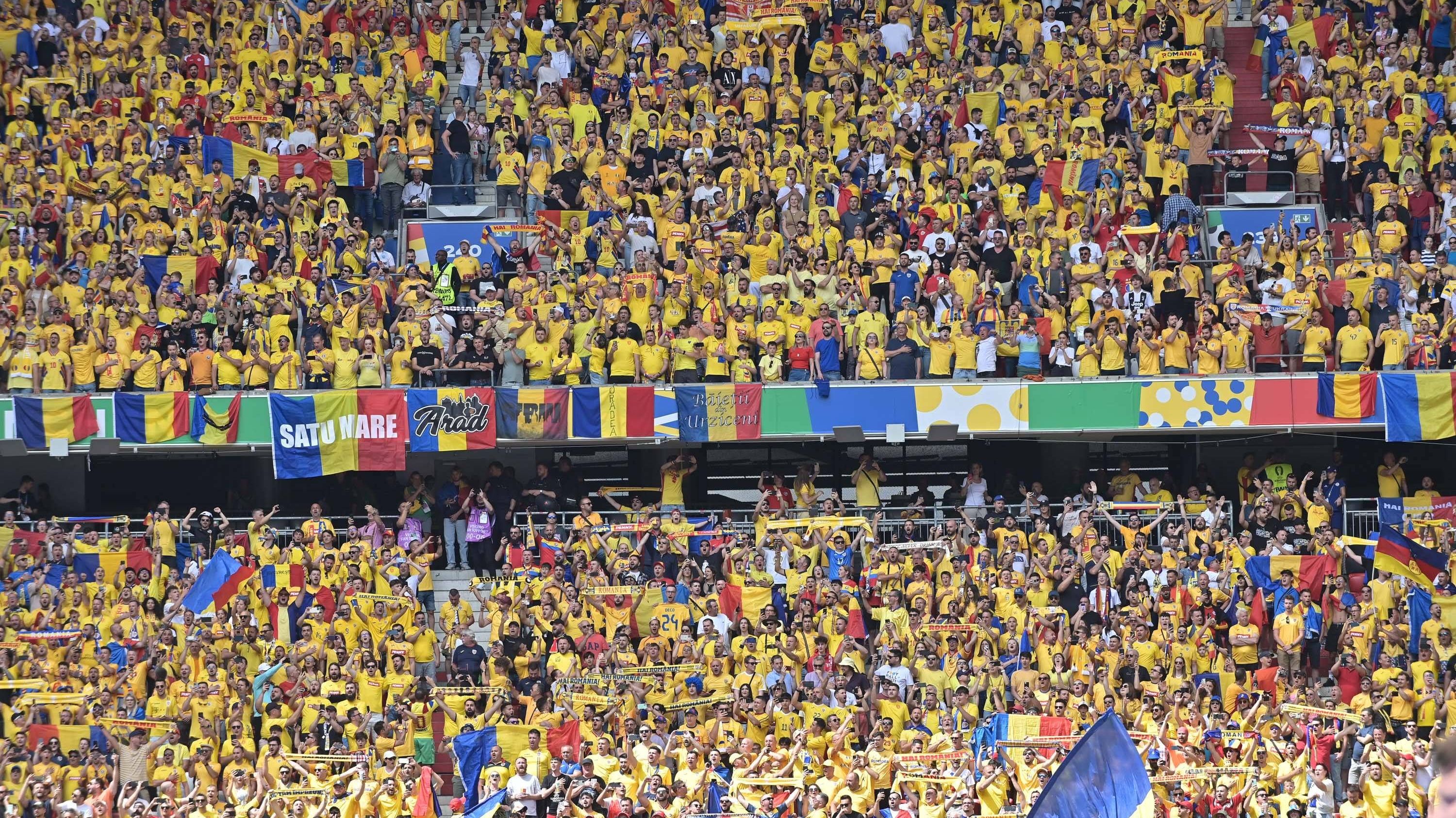 <strong>Die Arena in gelber Hand</strong><br>Die Allianz Arena färbt sich indes immer mehr in Gelb. Sowohl die Ukrainer als auch die Rumänen kommen zu großen Teilen in denselben Farben. Dennoch erkennbar und auch hörbar: Rumänien genießt einen kleinen Heimvorteil.