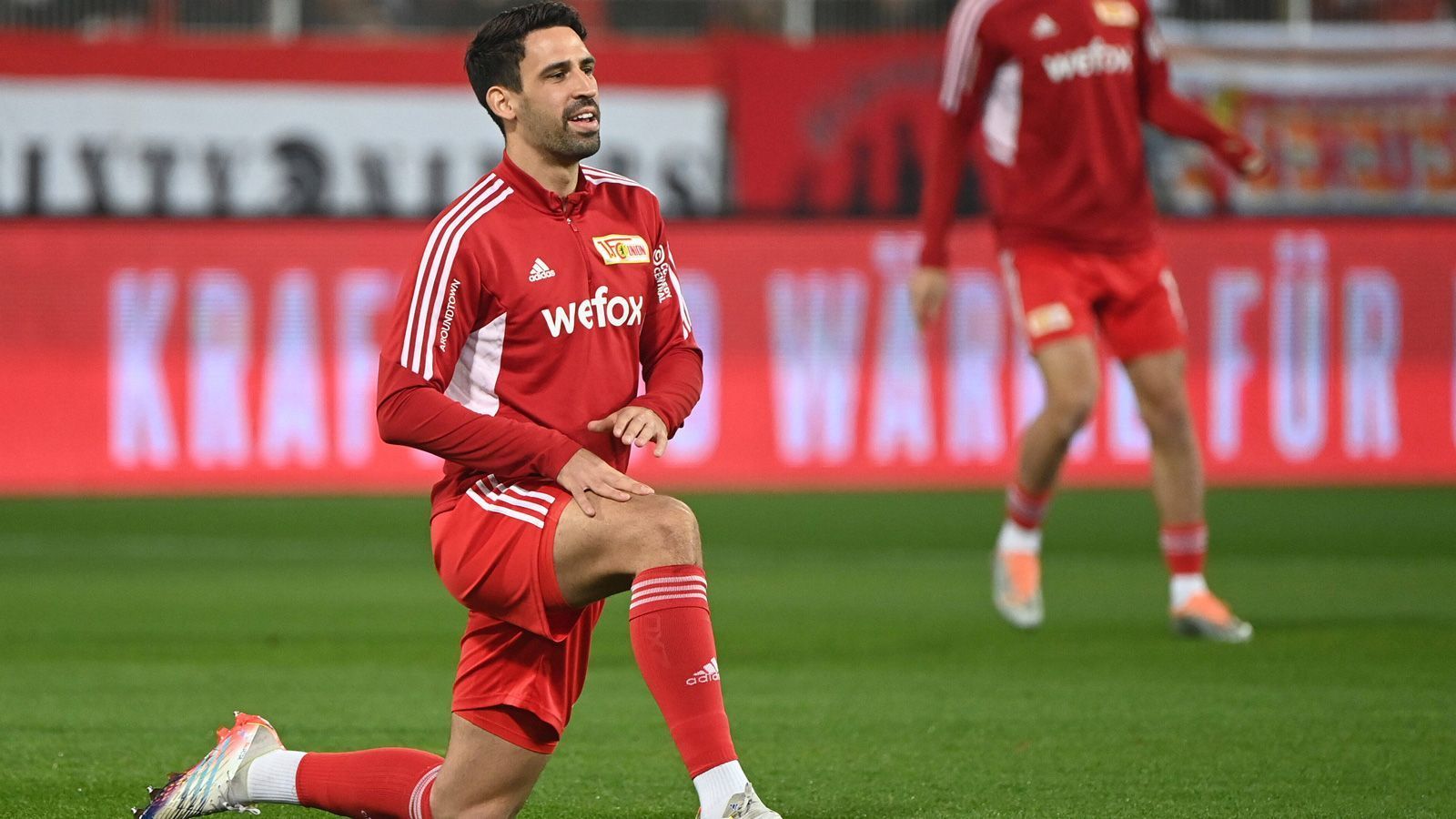 
                <strong>Rani Khedira (Union Berlin)</strong><br>
                Rani Khedira ist seit Wochen in starker Form und gehörte auch beim 2:2 von Union Berlin gegen den FC Augsburg zu den besten Akteuren. Khedira holte sich seine fünfte Gelbe Karte ab und wird deswegen den letzten Bundesliga-Spieltag verpassen. Und vermutlich wird er dieses Jahr überhaupt kein Spiel mehr machen, denn die Konkurrenz im Mittelfeld des DFB-Teams ist einfach zu stark. WM-Zug: Khedira wird wohl auf ein Nachrücker-Ticket hoffen müssen
              