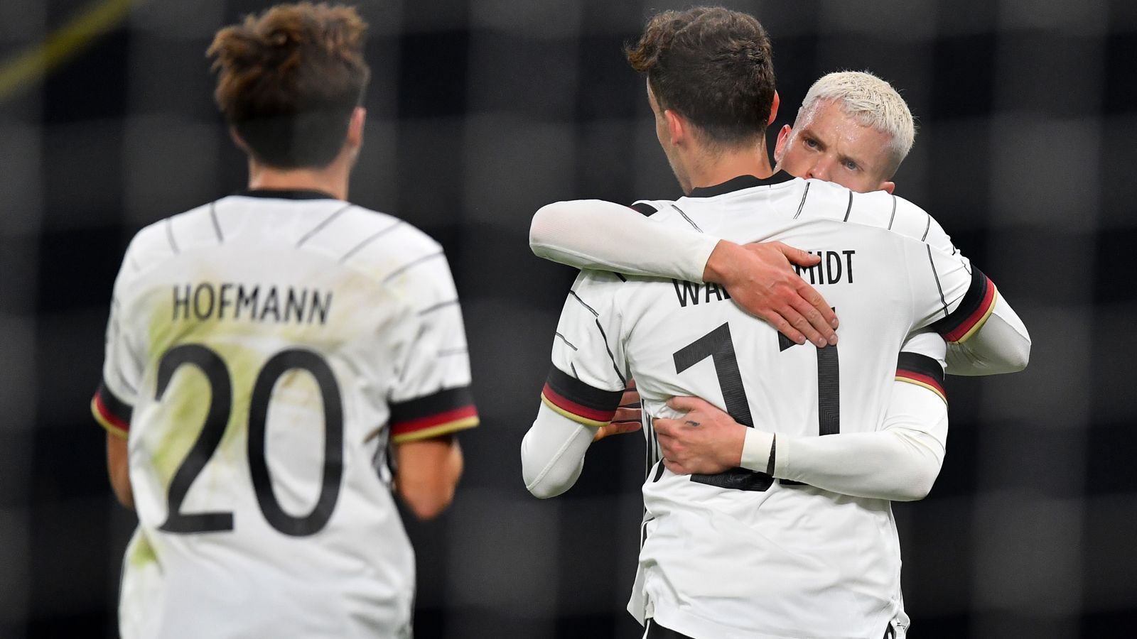 
                <strong>Das DFB-Team in der Einzelkritik</strong><br>
                Einen knappen, aber verdienten 1:0-Sieg hat das DFB-Team am Mittwochabend in Leipzig gegen Tschechien gefeiert. Wir haben die deutschen Spieler benotet.
              