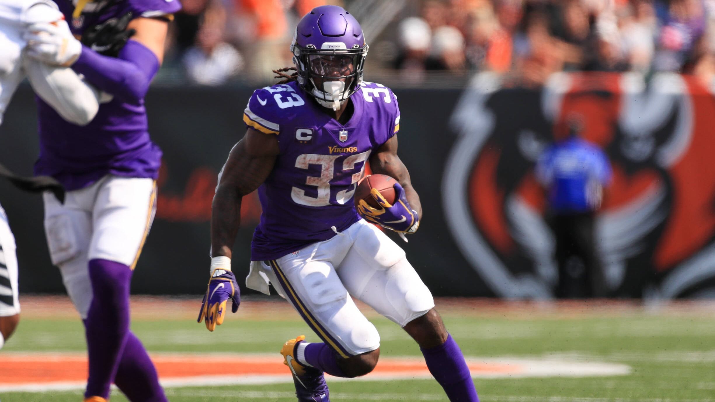 
                <strong>Running Back: Dalvin Cook (Minnesota Vikings) </strong><br>
                Auch wenn Dalvin Cook nach dem Spiel gegen die Arizona Cardinals etwas angeschlagen war, sollte es für den Star-Running-Back gegen die Seattle Seahawks am Sonntag reichen. Auf ihn wartet ein regelrechter Festtag, was Fantasy-Punkte betrifft. Die Seahawks wurden am vergangenen Wochenende von Derrick Henry regelrecht in den Boden gestampft. Der Star der Tennessee Titans erzielte 182 Rushing Yards und drei Touchdowns. Nun hat Cook die Möglichkeit, die Löcher in der Lauf-Defense der Seahawks zu finden und seine Fantasy-Manager glücklich zu machen. 
              