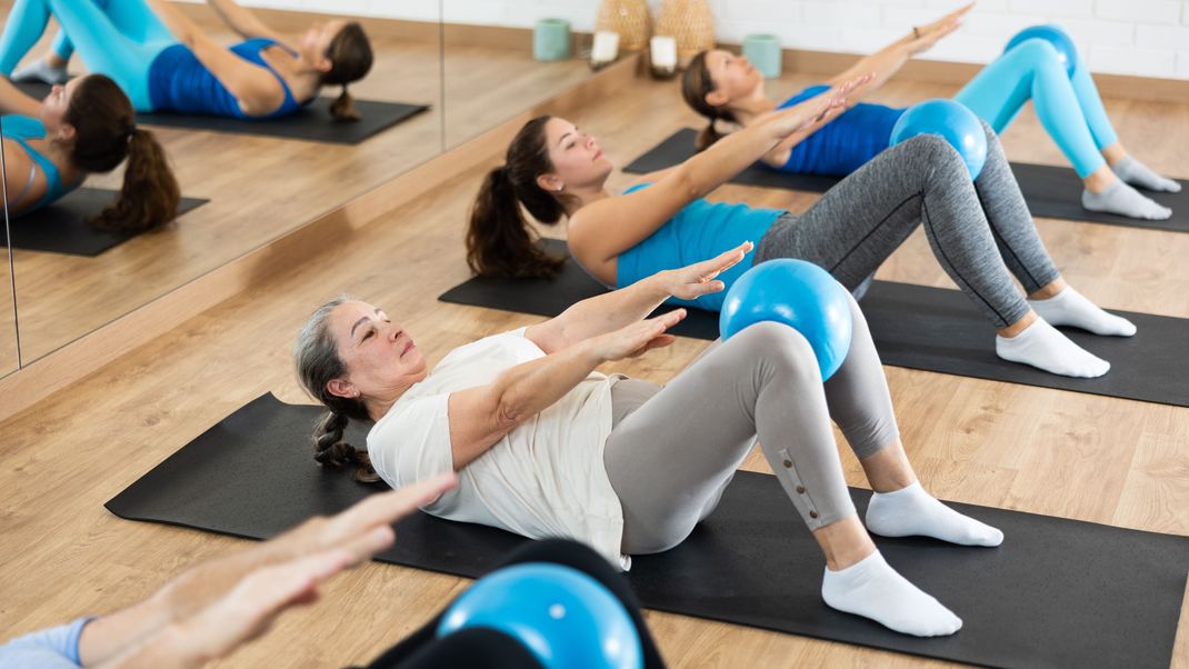 Sport am Morgen ist ein regelrechter Kickstart für den Tag. Egal ob Pilates, Joggen oder Yoga. Bewegung macht munter!