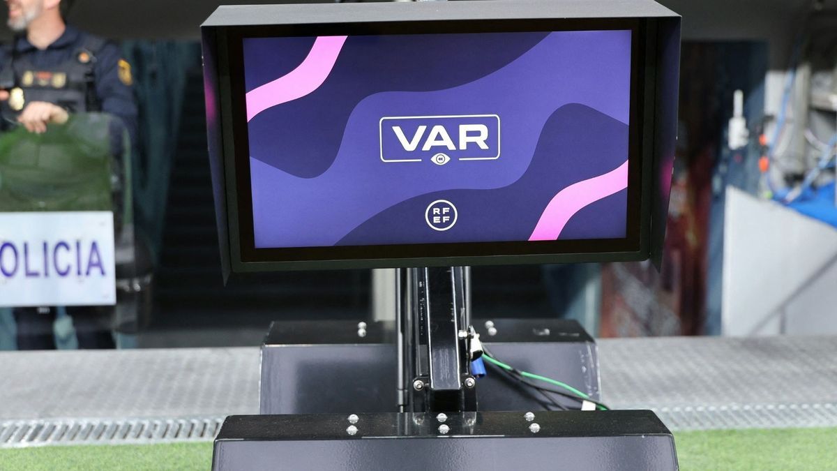 VAR-Monitor im Stadion