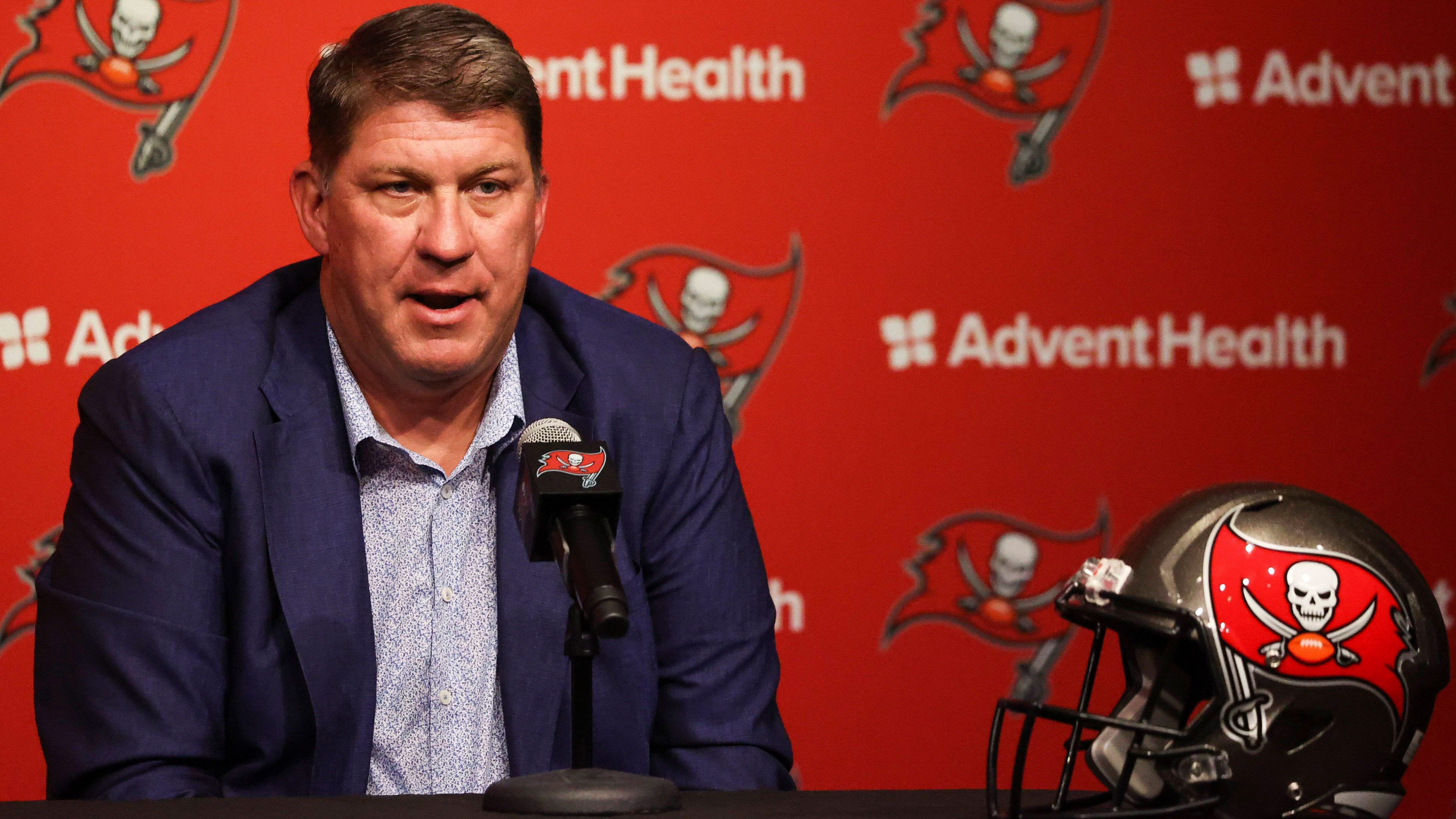 <strong>Tampa Bay Buccaneers: Jason Licht</strong><br>
                • <strong>Im Amt seit</strong>: 2014<br>• <strong>Geboren am</strong>: 13. Februar 1971<br>• <strong>Vorherige Stationen</strong>: Arizona Cardinals (u.a. Vizepräsident des Spielerpersonals), New England Patriots (u.a. Direktor des Spielerpersonals), Philadelphia Eagles (u.a. Vizepräsident des Spielerpersonals), Miami Dolphins (u.a. Scout), Carolina Panthers (Scout)