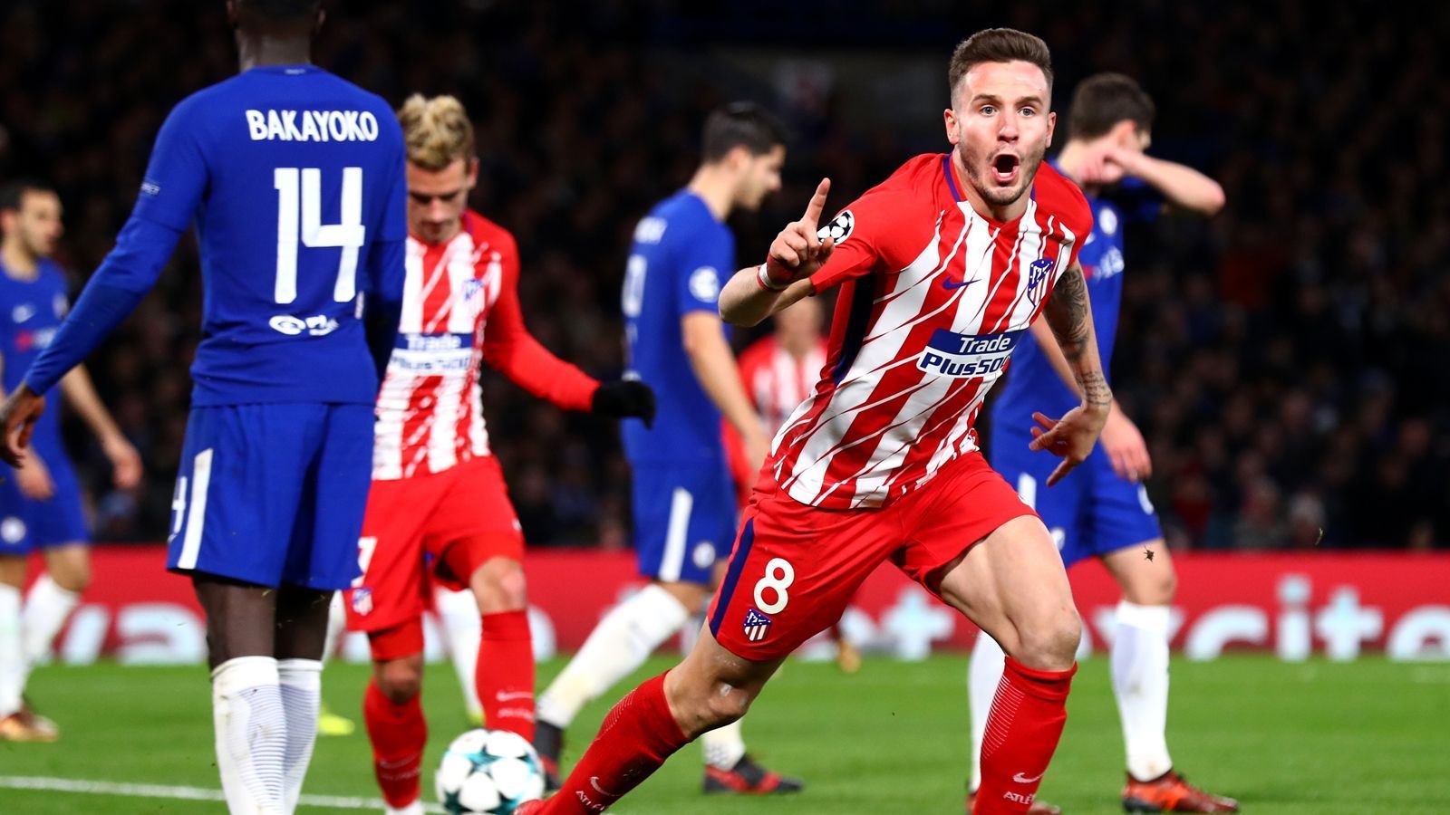 
                <strong>Atletico Madrid - FC Chelsea</strong><br>
                Aus Atletico wird man in dieser Saison nicht schlau. In der Königsklasse gab's eine 0:4-Abreibung gegen die Bayern, in der Liga waren die Rojiblancos im Derby am Wochenende gegen Real (0:2) ebenso chancenlos. Die Derby-Pleite war aber die erste dieser Saison, zudem hat Atletico erst vier Tore in der Meisterschaft kassiert und u.a. auch Barca geschlagen (1:0). Der FC Chelsea liefert in der laufenden Saison oft Spektakel ab: 6:1, 4:0, 4:5, 3:3, 4:0, 3:3 - in Blues-Spielen ist einiges los. Allerdings fehlt es der jungen Mannschaft von Trainer Frank Lampard wie Atletico noch an Konstanz.ran-Prognose: Ganz enge Kiste. Atletico setzt sich aufgrund der größeren internationalen Erfahrung hauchdünn durch.
              