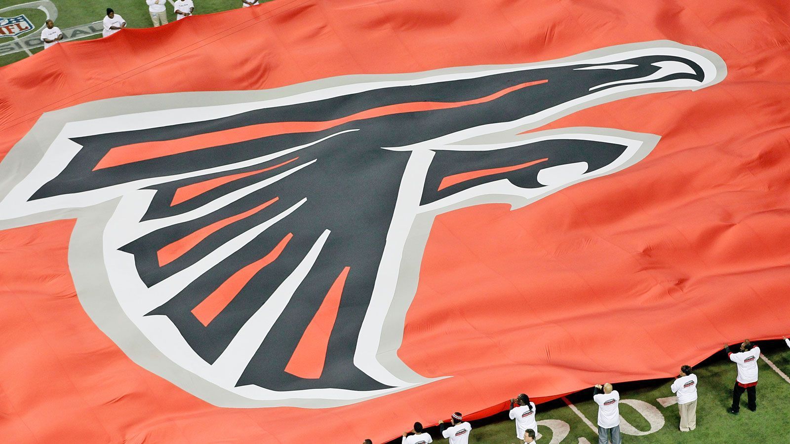 
                <strong>Atlanta Falcons</strong><br>
                Das Team der Atlanta Falcons ehrt seine Spieler auf andere Weise, als deren Trikotnummern nicht mehr zu vergeben. Jeder Spieler erhält einen Ring, der an dessen persönliche Leistungen erinnert und nicht an ein Trikot geknüpft sein soll. 
              