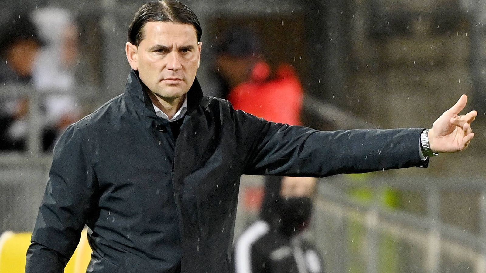 
                <strong>Bayer Leverkusen</strong><br>
                Den Leverkusenern scheint mit der Verpflichtung von Trainer Gerardo Seoane ebenfalls ein Volltreffer gelungen zu sein, die Werkself spielt bisher wie aus einem Guss. Nach der Länderspielpause empfängt Leverkusen den FC Bayern. Mit einem Sieg könnte Bayer die Tabellenspitze übernehmen und für einen echten Hype sorgen. Allerdings startete Bayer auf letzte Saison bärenstark und stürzte in der Rückrunde ab. Ein solches Szenario gilt es diesmal zu vermeiden. ran-Note: 1
              