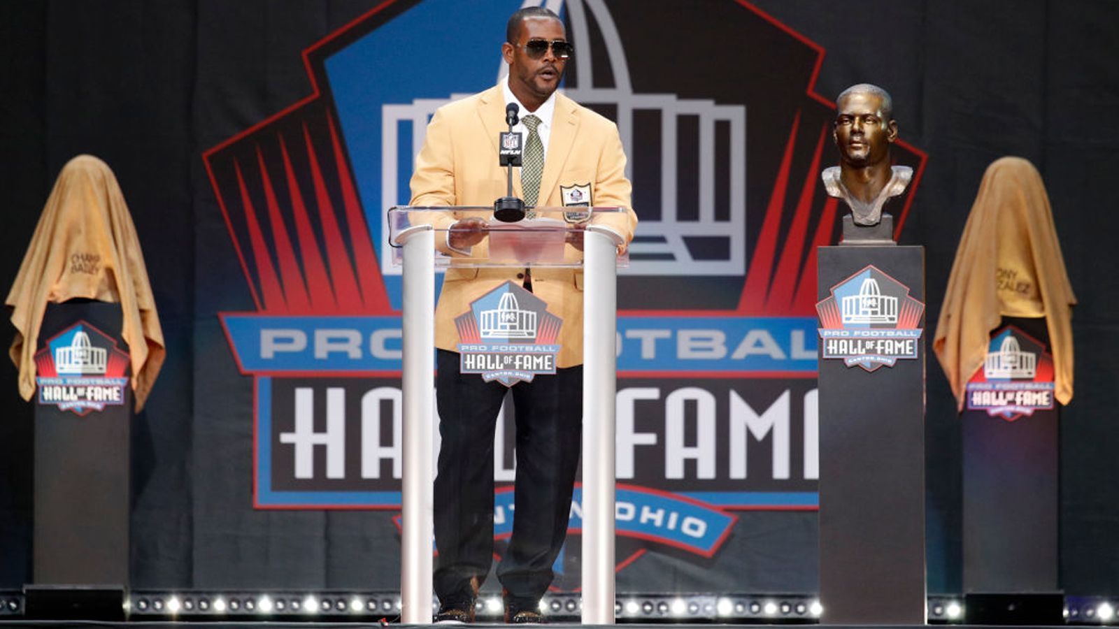 <strong>Ty Law</strong><br>
                Law, der in die Hall of Fame aufgenommen wurde, hat ein Imperium im Bereich der Trampolinparks aufgebaut. "Launch Trampoline Park" ist mittlerweile in ganz USA ein Begriff und verfügt über unzählige Standorte. Die Besucher können nicht nur von Trampolin zu Trampolin springen, sondern darauf zum Beispiel auch Dogeball, Laser Tag oder Basketball spielen.