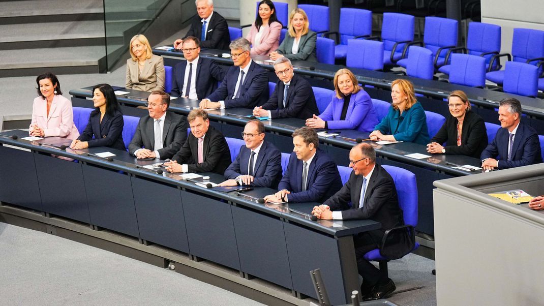 Die neue Bundesregierung wird sich erstmals im Bundestag zu ihren bisherigen und geplanten Vorhaben äußern. (Archivbild)