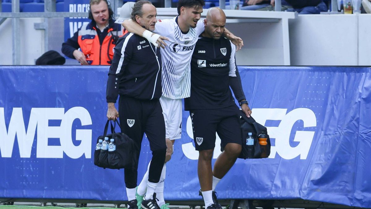 Antonio Tikvic (M.) bei seiner Auswechslung in Karlsruhe