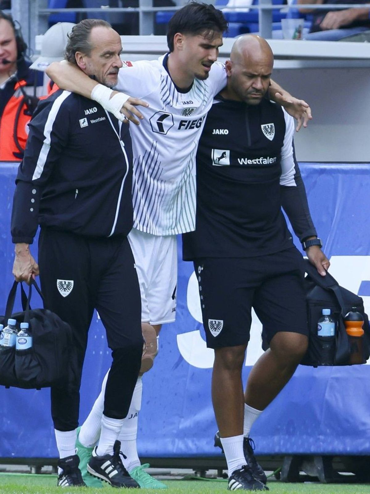 Antonio Tikvic (M.) bei seiner Auswechslung in Karlsruhe