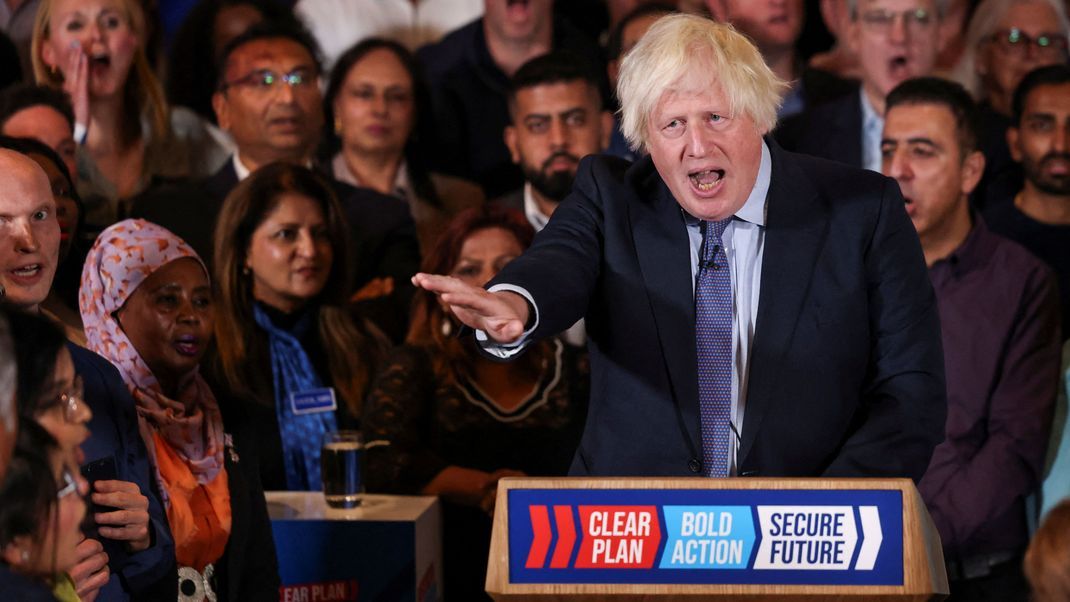 Der ehemalige britische Premierminister Boris Johnson (Bild) unterstützt den amtierenden Premierminister Rishi Sunak bei einer Wahlkampfveranstaltung in London.
