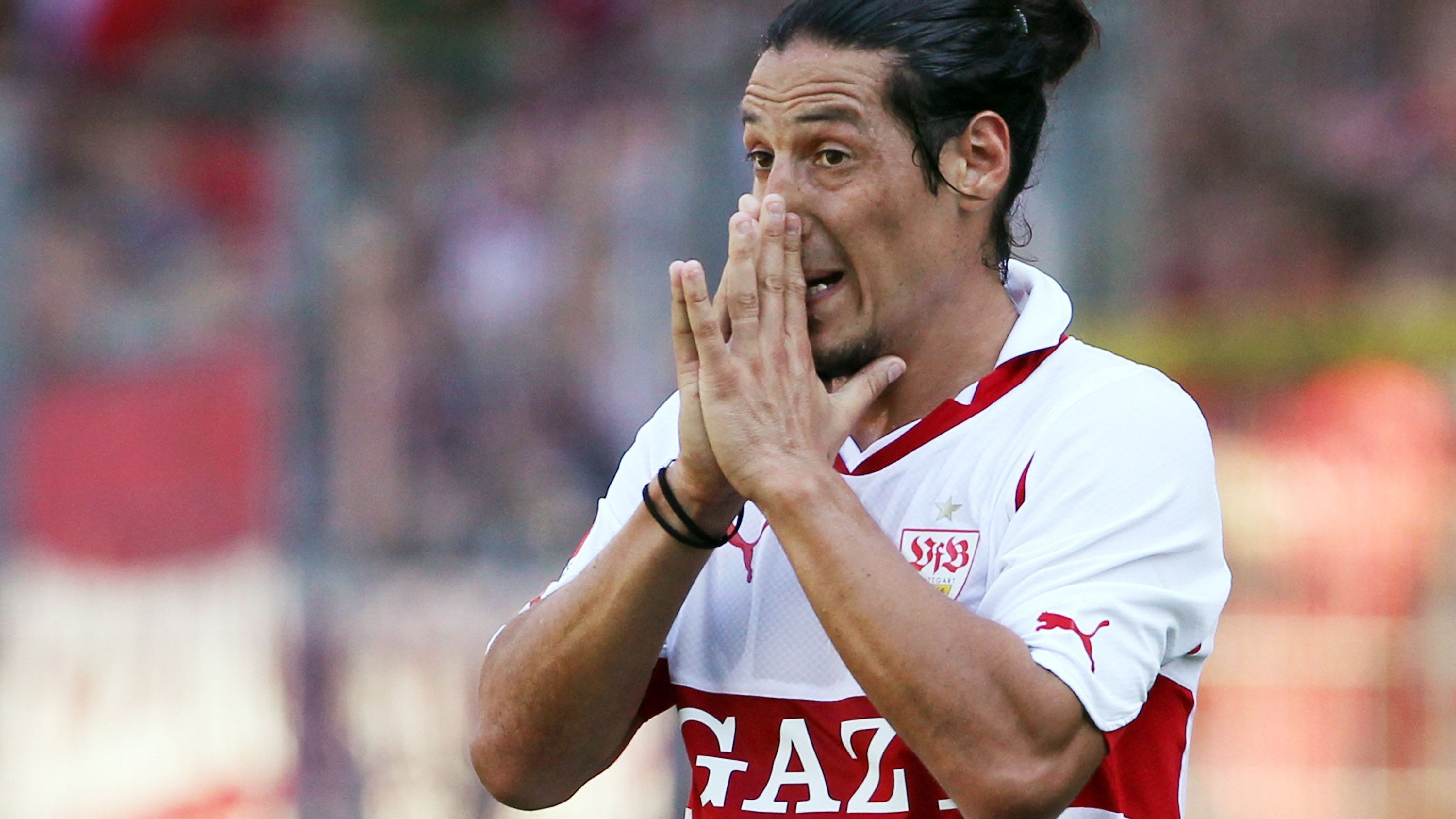 <strong>Mauro Camoranesi</strong><br>Weltmeister 2006, Italiens Fußballer des Jahres 2008 und der Wechsel zum VfB Stuttgart 2010. Was für eine Weltkarriere von Mauro Camoranesi. Na ja! Beim VfB durfte Camoranesi in der Liga viermal von Beginn an ran (drei Niederlagen), kassierte dann Rot und kam in der Hinrunde in drei weiteren Partien noch auf insgesamt 21 Einsatzminuten. Sein Vertrag wurde wenig später aufgelöst.