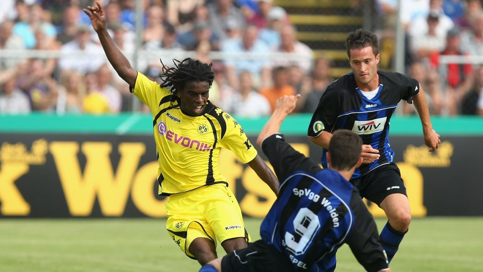 
                <strong>Tinga (Borussia Dortmund)</strong><br>
                Auch wenn es uns für Patrick Owomoyela leidtut, aber Paulo Cesar Fonseca do Nascimento - oder einfach nur: Tinga - war ohne Frage der coolste Rastalockenträger, den der BVB jemals in seinen Reihen hatte. Und ein guter Kicker war er noch dazu.
              