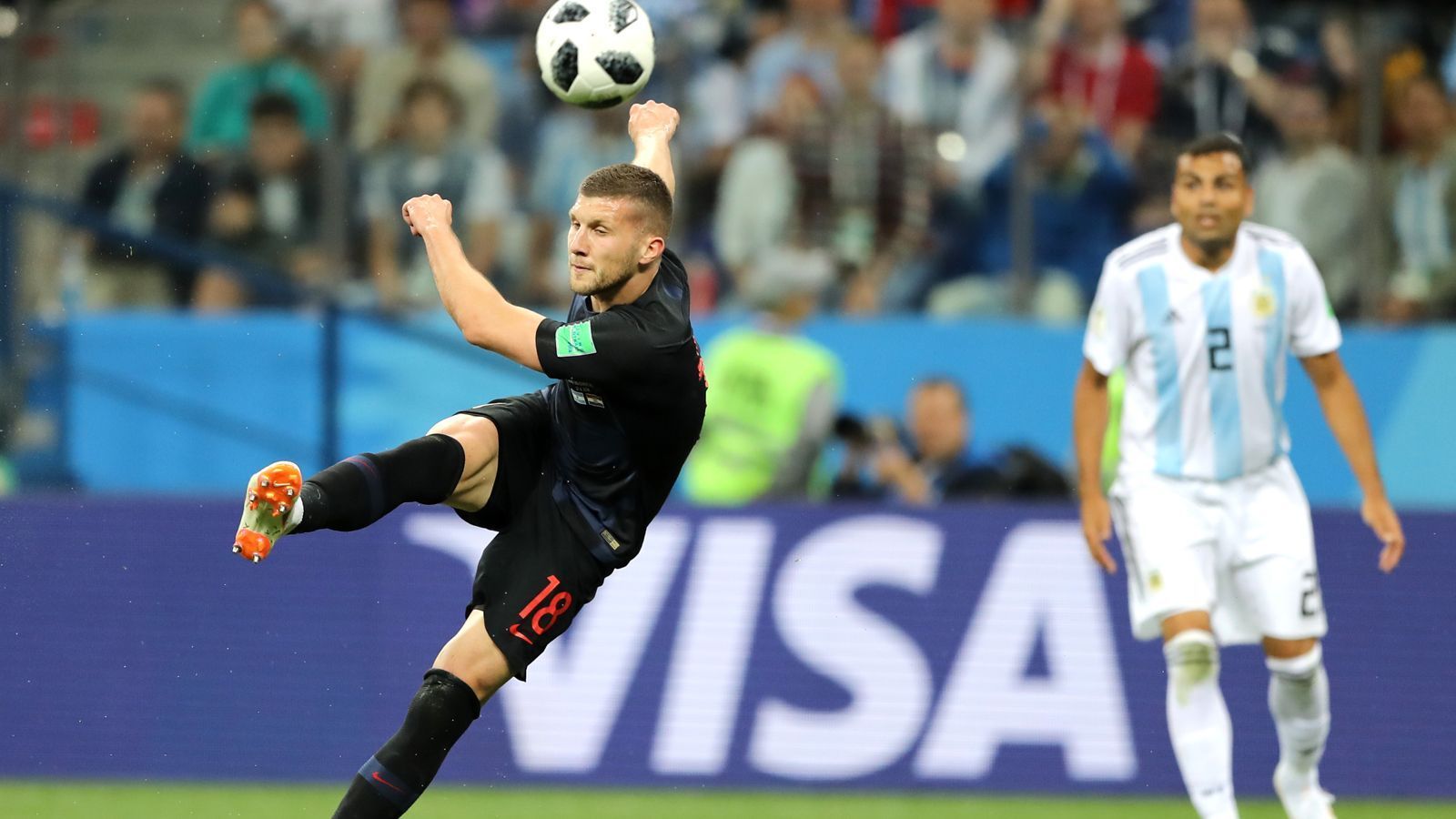 
                <strong>Ante Rebic (Kroatien)</strong><br>
                Einst scheiterte Ante Rebic als Sturmtalent bei RB Leipzig. Doch der Sommer 2018 ist eine einzige Rebic-Show: Erst hat der Stürmer von Eintracht Frankfurt im Pokalfinale die Bayern weggeknipst, und auch bei der WM hat Rebic bereits getroffen. In der K.o.-Runde stand er bei beiden 120-Minuten-Schlachten über die komplette Spielzeit auf dem Platz. Inzwischen wird der 24-Jährige unter anderem mit dem FC Bayern in Verbindung gebracht. Auch Tottenham Hotspur und Borussia Dortmund gelten als Interessenten.
              