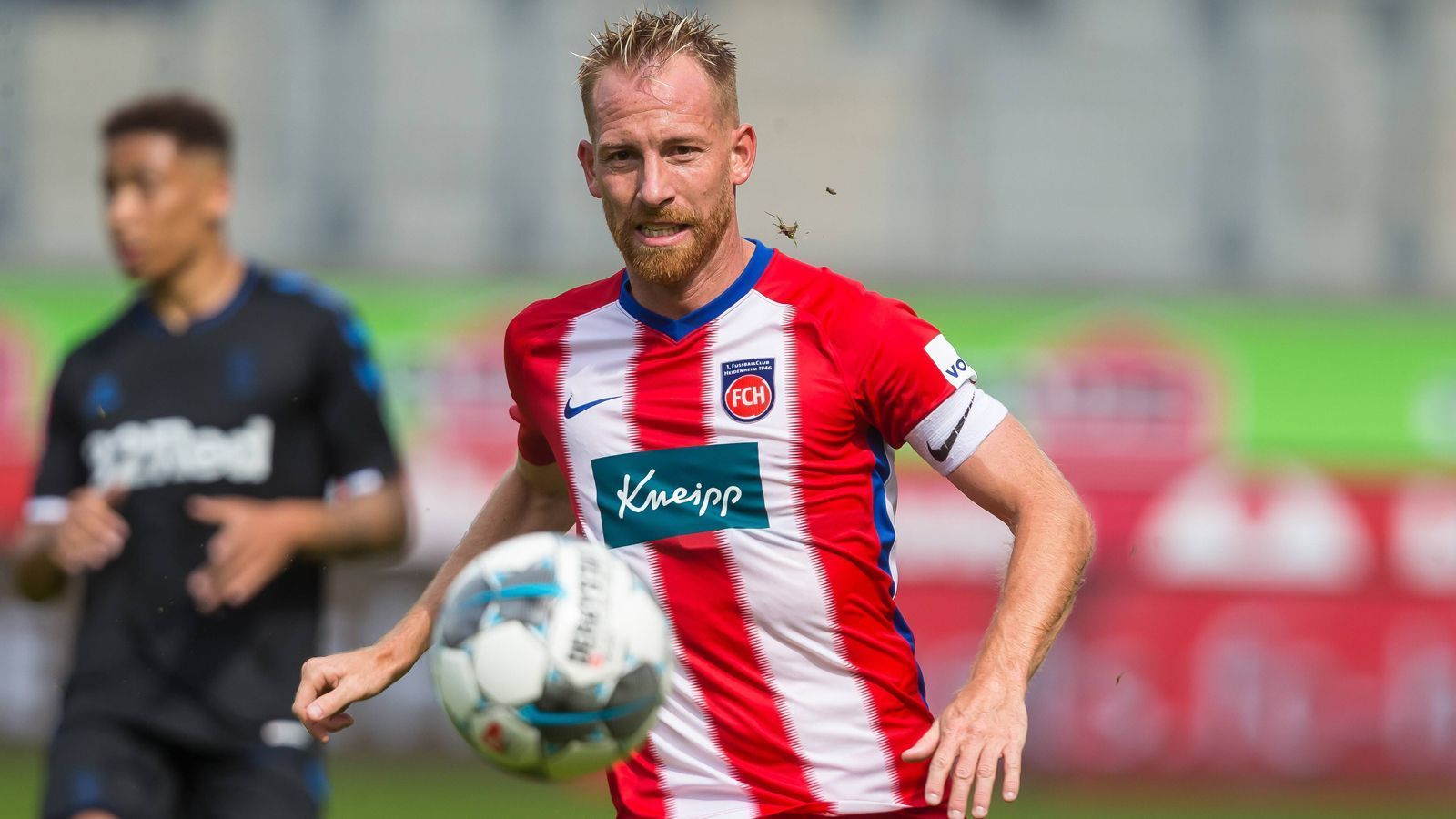 
                <strong>Mittelfeld - Marc Schnatterer (1. FC Heidenheim)</strong><br>
                "Heidenheim passt zu mir und ich passe nach Heidenheim" - so schätzte Marc Schnatterer anlässlich seiner Vertragsverlängerung bis 2021 die Beziehung zwischen sich und dem Zweitligisten ein. Längst trägt der 33 Jahre alte Mittelfeldspieler den Spitznamen "Mr. Heidenheim" - zu Recht. Der Routinier hält dem Klub schon seit 2008 die Treue, so war der Kapitän an allen Entwicklungsschritten des Klubs bis hin zum jetzt ambitionierten Zweitligisten beteiligt. In den fünf Jahren in der 2. Bundesliga steuerte Schnatterer in 165 Spielen 46 Tore und 54 Assists bei - eine beeindruckende Bilanz! Zum ganz großen Glück fehlt Heidenheim und Schnatterer nun nur noch der Sprung in die Bundesliga. Es wäre gleichermaßen sportliches Neuland für den Klub und Star Schnatterer, der ansonsten von der Oberliga bis zur 2. Bundesliga in allen Spielklassen kickte.
              