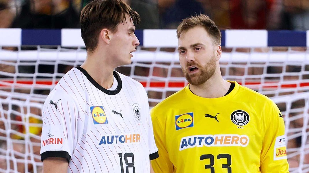 Julian Köster erhält Ratschläge von Keeper Andreas Wolff beim EM-Auftaktspiel gegen die Schweiz.