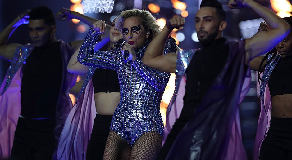 
                <strong>Super Bowl 2017: Die Halftime-Show von Lady Gaga</strong><br>
                Zeigt her eure Muckis.
              
