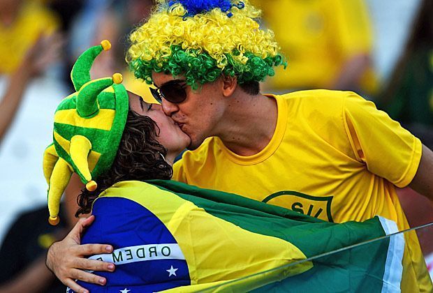 
                <strong>Verrückt, sexy, skurril: Fans in Brasilien</strong><br>
                So, noch schnell ein Küsschen für die Liebste und dann gilt die ganze Aufmerksamkeit dem runden Leder ...
              