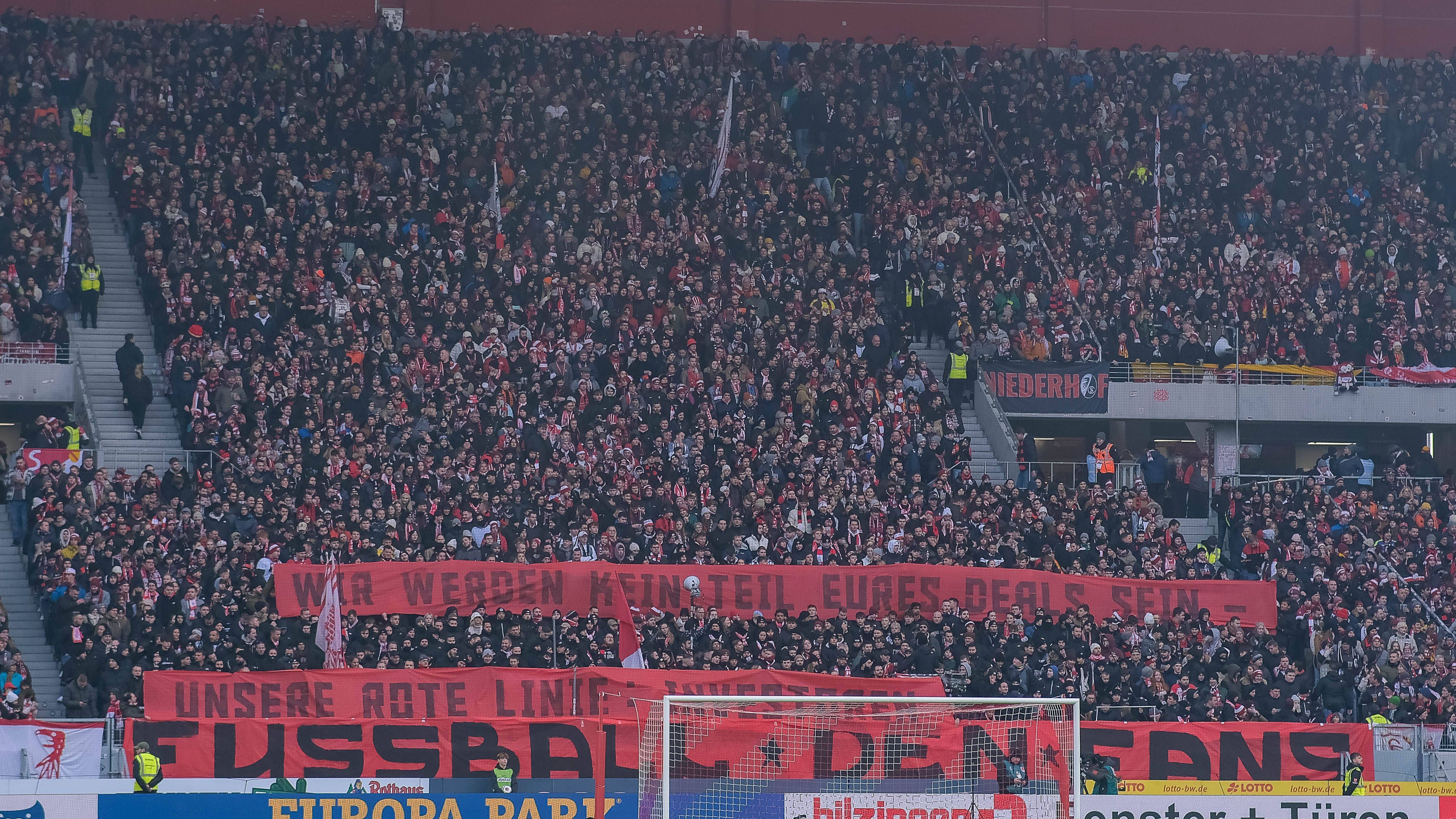 <strong>Fan-Proteste gegen DFL auch in Freiburg</strong><br>Die aktiven Fans starteten auch bei der Partie des SC Freiburg gegen den 1. FC Köln am Sonntag zur 12. Minute einen weiteren Protest gegen die Investoren-Entscheidung des Ligaverbandes. "Scheiß DFL"-Wechselgesänge waren minutenlang zu hören.