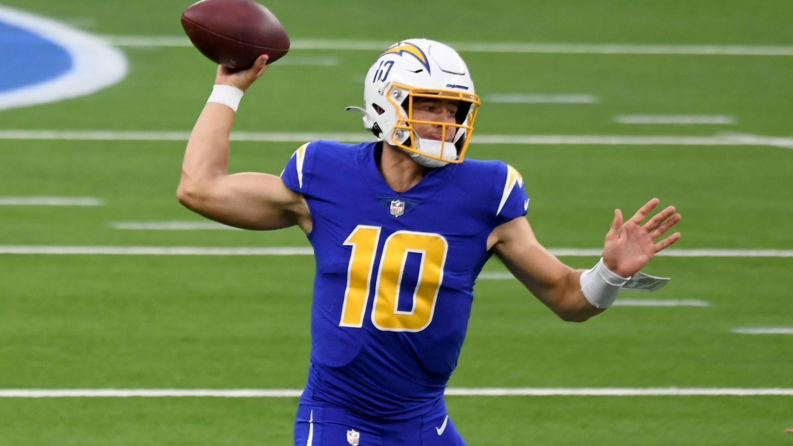 
                <strong>Platz 9: Justin Herbert (Los Angeles Chargers)</strong><br>
                In seiner Rookie-Saison machte Herbert mit starken Leistungen auf sich aufmerksam und brach zahlreiche Passing-Rekorde für Neulinge. Unter anderem waren es 396 Completions und 31 Passing Touchdowns. Ein namentlich nicht genannter ehemaliger Quarterback vergleicht ihn laut "ESPN" mit Josh Allen von den Buffalo Bills. Dies sei die Richtung, die die Liga bei den Quarterbacks nehme. 
              