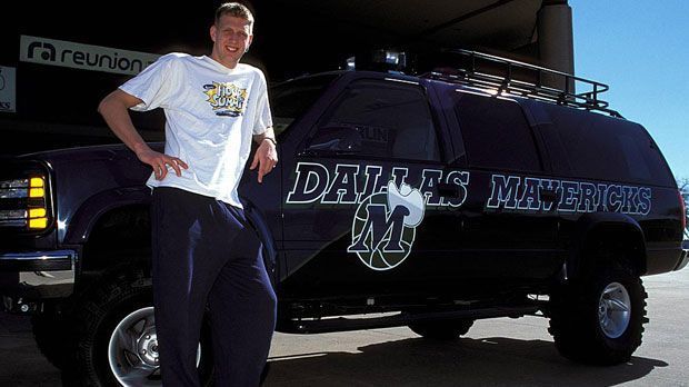 
                <strong>Dirk Nowitzkis Karriere: Wechsel in die USA</strong><br>
                1998 erkannten die Scouts der NBA beim "Nike Hoop SummitDirk Nowitzkis Karriere: Wechsel in die USA sein Talent, als er im Spiel einer Junioren-Weltauswahl gegen die besten US-Talente mit 33 Punkten und 14 Rebounds überragte. Im Draft wurde er zunächst von den Milwaukee Bucks ausgewählt, die ihn im Anschluss zu den Dallas Mavericks transferierten.
              