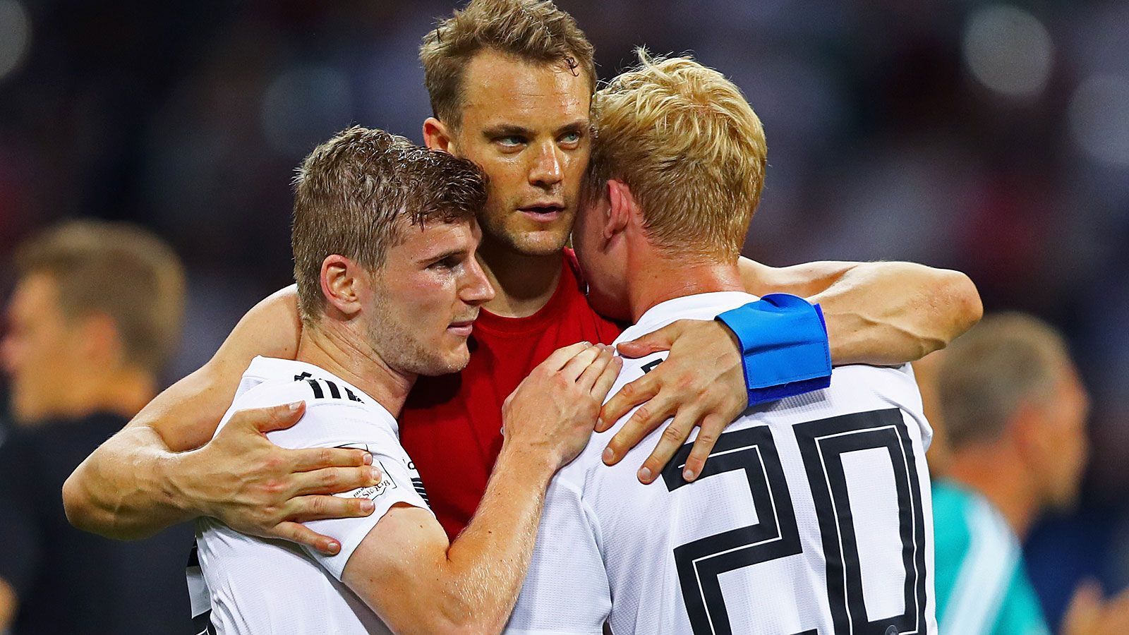 
                <strong>Deutschland (Platz zwei in Gruppe F)</strong><br>
                Dank Toni Kroos' Last-Minute-Geniestreich gegen Schweden hat der Titelverteidiger drei Zähler auf dem Konto. Sicher weiter ist Deutschland nur bei einem Sieg mit mindestens zwei Treffern Unterschied gegen Südkorea. Auch der Sprung an die Spitze der Gruppe ist noch möglich - aber nur bei einer Niederlage von Mexiko gegen Schweden im anderen Spiel, die nicht deutlicher ausfällt als der deutsche Erfolg.
              