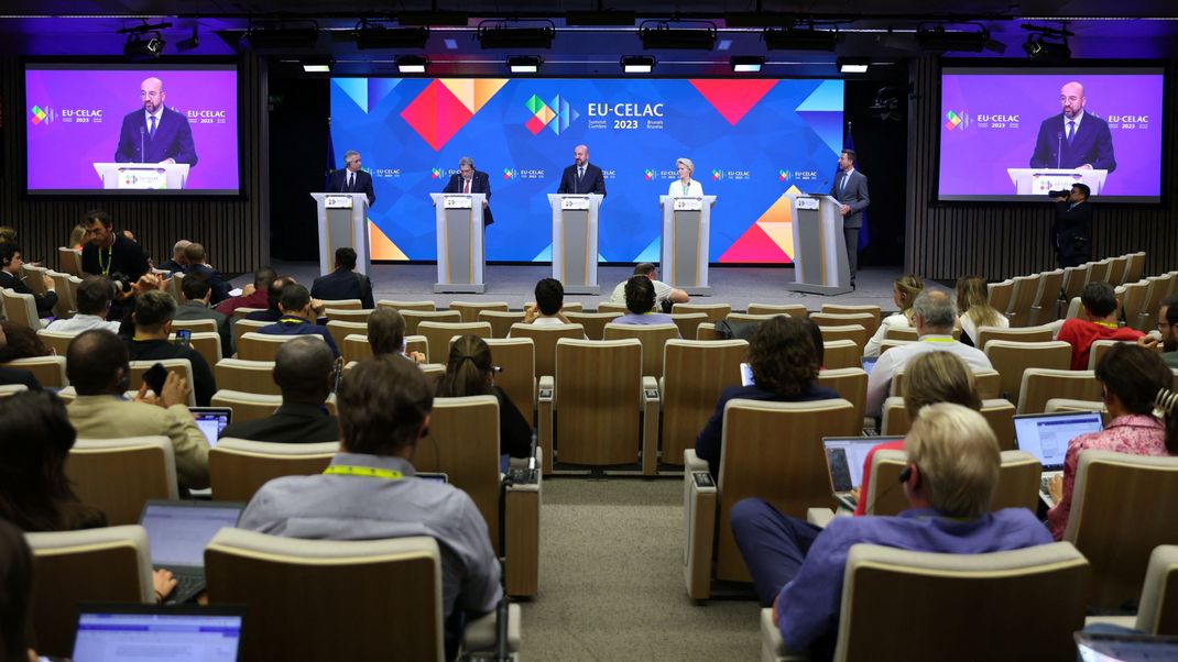 Pressekonferenz während des interkontinentalen Gipfeltreffens in Brüssel.