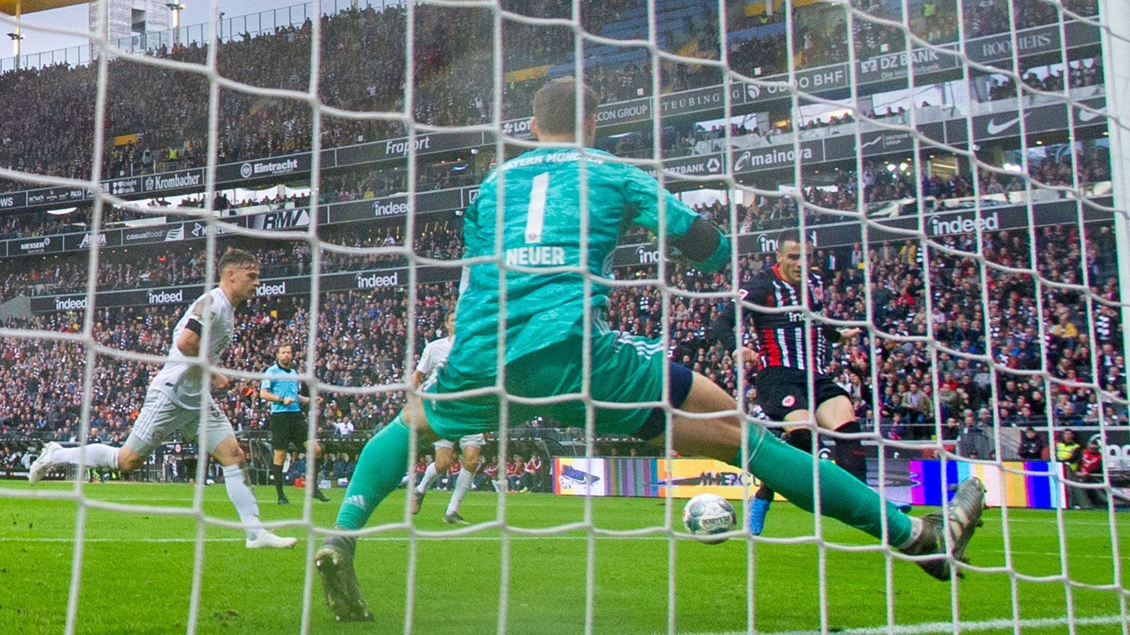 
                <strong>Die letzten Duelle</strong><br>
                Nicht nur im Pokalfinale 2018 konnte die Eintracht die Bayern überraschen, auch in der Hinrunde der aktuellen Saison nahmen die Hessen den Rekordmeister förmlich auseinander. Die 1:5-Niederlage bei seinem alten Team kostete Niko Kovac den Job als Bayern-Trainer. Und auch das Rückspiel vor etwas mehr als zwei Wochen war durchaus spektakulär. Ein Doppelschlag von Martin Hinteregger ließ die bis dahin souverän 3:0-führenden Münchner zumindest kurzzeitig wackeln. 5:2 lautete das Endergebnis. Wären die beiden Bundesliga-Partien also ein K.o.-Spiel in der Champions League gewesen, wäre Frankfurt weiter. Wenn das keinen Mut macht ...
              