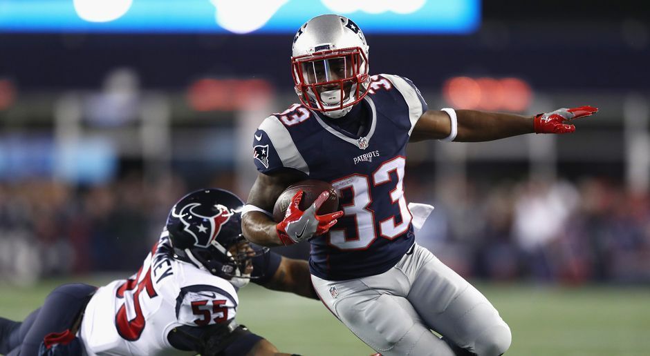 
                <strong>Gewinner: Dion Lewis </strong><br>
                Beim 34:16-Heimsieg über die Houston Texans setzt New Englands Running Back Dion Lewis die Highlights für seine Franchise: Dem 1,73-Meter-Mann gelingt, was zuvor noch niemand in einem Playoff-Spiel vollbringt: Lewis erzielt drei Touchdowns - alle auf unterschiedliche Weise: Ein Receiving Touchdown, ein Rushing Touchdown und ein Kickoff Return Touchdown.
              