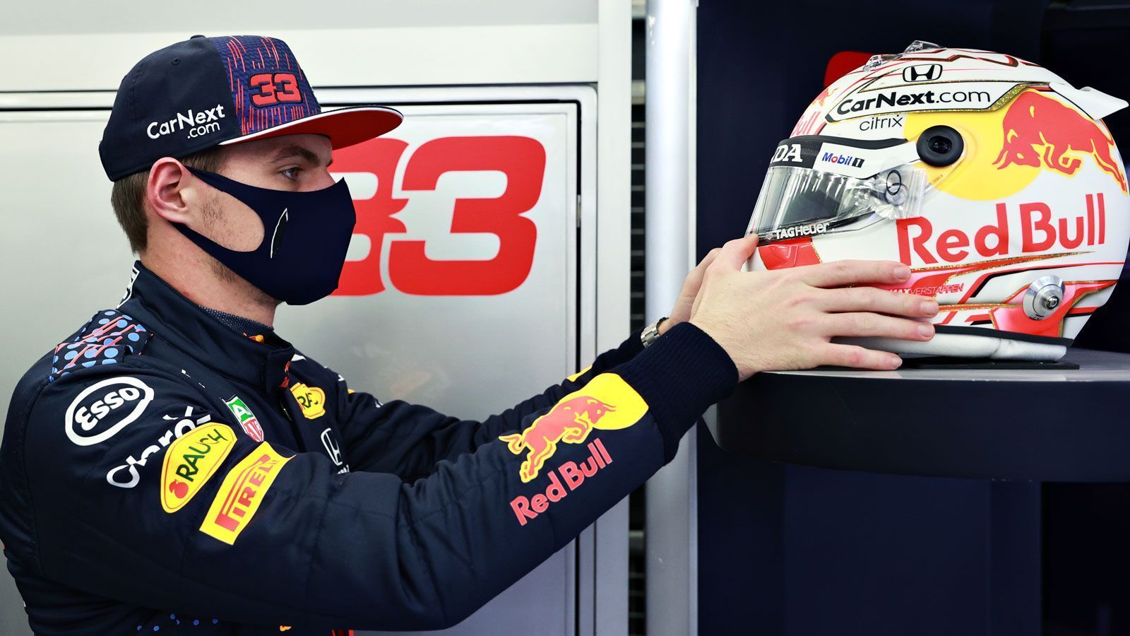 
                <strong>Bahrain-Tests: Verstappen kann es gar nicht abwarten</strong><br>
                Packt die Helme aus, es geht wieder los! Später als geplant erwacht die Formel 1 aus dem Winterschlaf. In Bahrain haben alle zehn Teams zwei Wochen vor Saisonstart an selber Stelle drei Tage lang die Möglichkeit, ihre Boliden ausgiebig zu testen. Max Verstappen, der einmal mehr Lewis Hamilton herausfordern will, ist bestens vorbereitet.
              