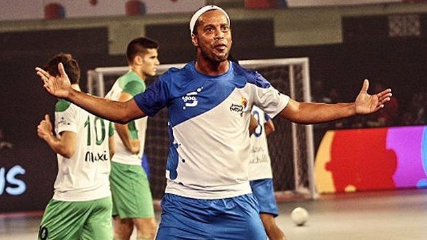 
                <strong>Traumdebüt von Ronaldinho</strong><br>
                ... zum Auftakt der Futsal Liga in Indien quasi im Alleingang für den 7:2-Sieg seines Teams Goa gegen Bengaluru. Der Weltmeister von 2002 erzielte fünf Treffer! ran.de zeigt, wer sonst noch in Indien seine Futsal-Künste zum Besten gibt.
              