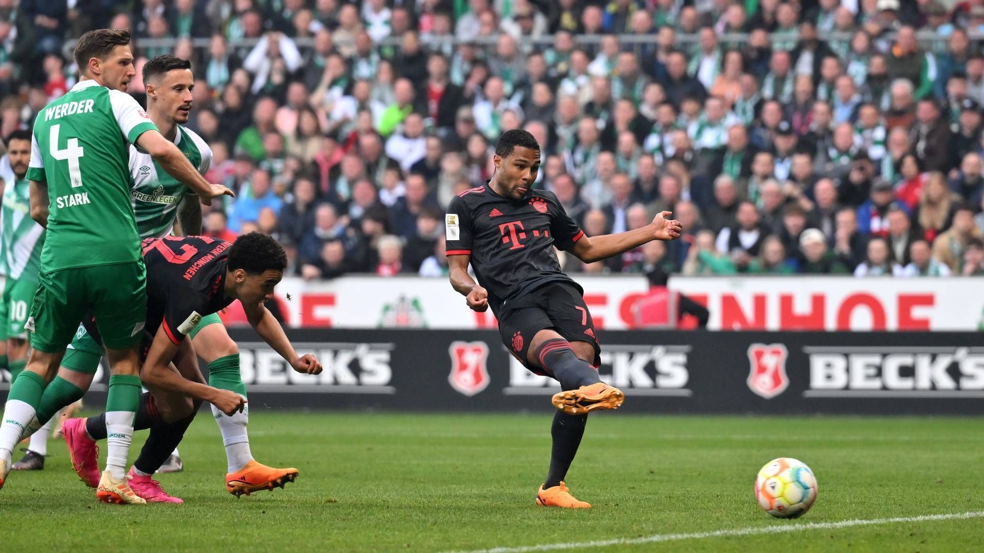 
                <strong>Serge Gnabry</strong><br>
                Der Torschütze zum 1:0! Gnabry steht in dieser Situation genau richtig und trifft aus kurzer Distanz. Bereits nach sieben Minuten hatte er den ersten gefährlichen Abschluss und scheiterte aus spitzem Winkel an Werder-Torwart Pavlenka. Dies war seine einzige Torchance in der 1. Hälfte. Überhaupt spielte er bis zur 45. Minute sehr ungenau. ran-Note: 3 
              
