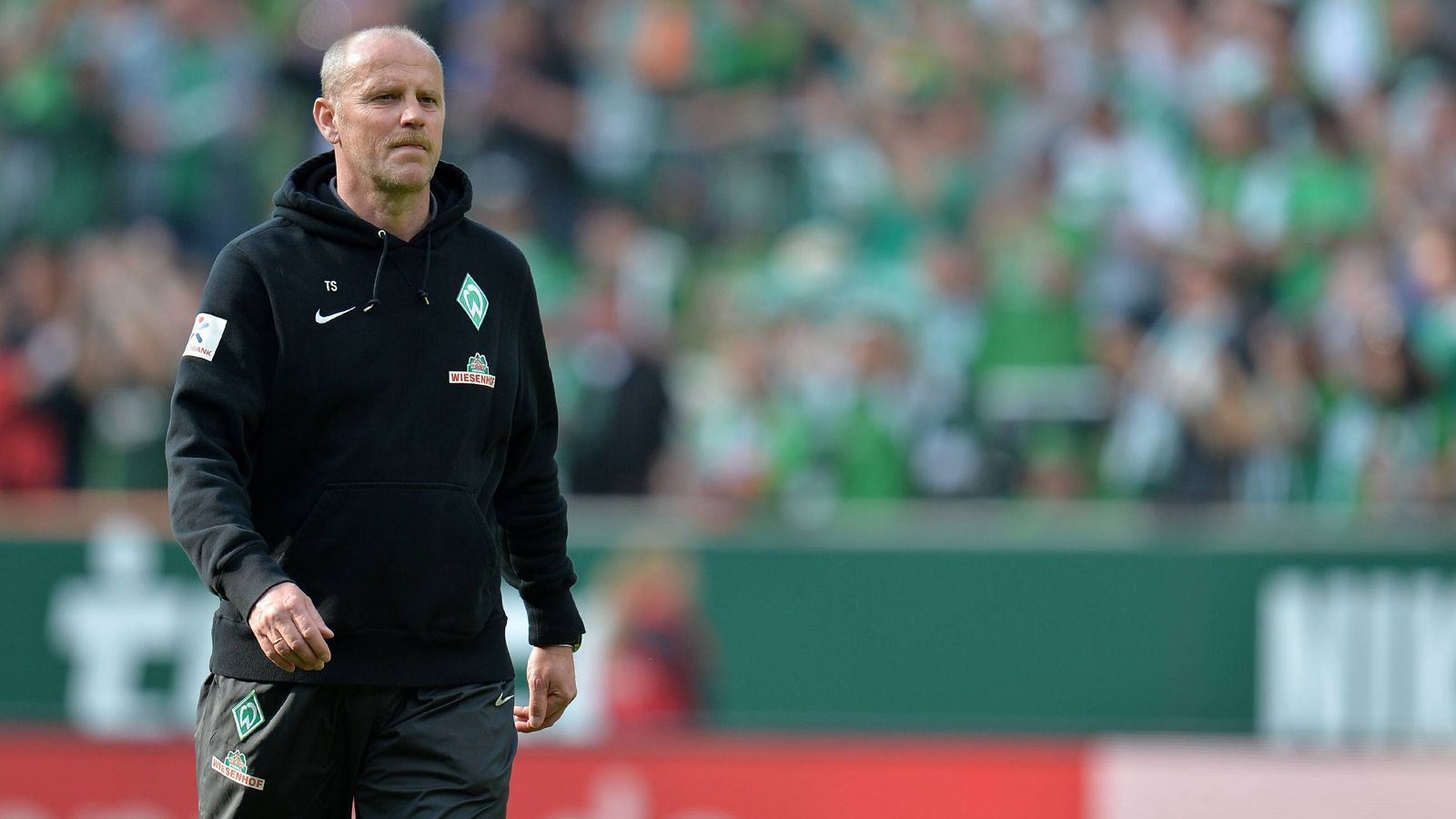 <strong>Platz 4: Thomas Schaaf (525 Bundesliga-Spiele)</strong><br>
                Thomas Schaaf arbeitete mehr als 14 Jahre als Cheftrainer des SV Werder Bremen und war damit einer der Trainer, der am längsten ununterbrochen für einen Bundesligisten tätig war. Mit Bremen konnte er einmal die Meisterschaft, sowie dreimal den DFB-Pokal gewinnen. Danach stand er noch für Eintracht Frankfurt und Hannover 96 an der Seitenlinie.
