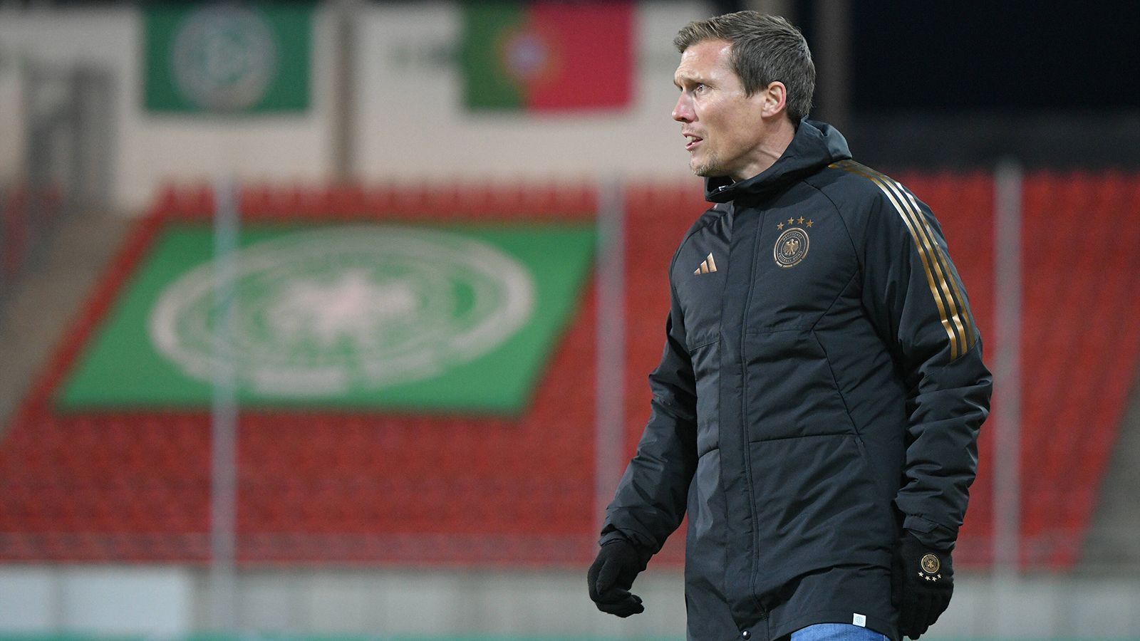 
                <strong>Hannes Wolf</strong><br>
                Der aktuelle Coach der deutschen U20 hat sowohl bei Watzke, mit dem er bei Borussia Dortmund zusammenarbeitete, als auch bei Völler, der ihn einst zu Bayer Leverkusen holte, ein hervorragendes Standing. Soll daher auch gemeinsam mit Sami Khedira Kandidat die künftige DFB-Doppelspitze im sportlichen Bereich bilden. Als Übergangslösung denkbar, aber eigentlich zu unerfahren und der Öffentlichkeit daher als Bundestrainer bei einer Heim-EM kaum zu vermitteln. Denkbar aber als Assistent, etwa wenn Völler doch einspringen sollte. 
              