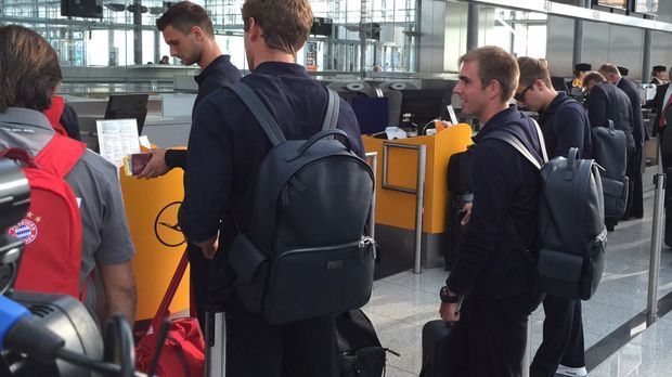 
                <strong>Der FC Bayern auf China-Tour</strong><br>
                Bevor der Flieger abhebt, müssen sich auch die Bayern-Stars am Check-in-Schalter ihre Boardkarten ausstellen lassen. Philipp Lahm nimmt das Anstehen sehr gelassen.
              