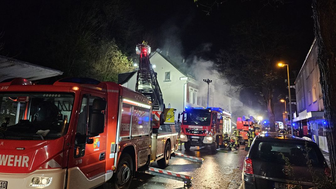 Bei einer Explosion in Essen sei eine Bewohnerin aus dem Fenster gesprungen, um sich zu retten.