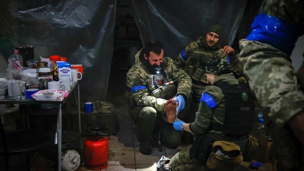 Ukrainische Soldaten leisten einem verwundeten Soldaten erste Hilfe in Soledar.