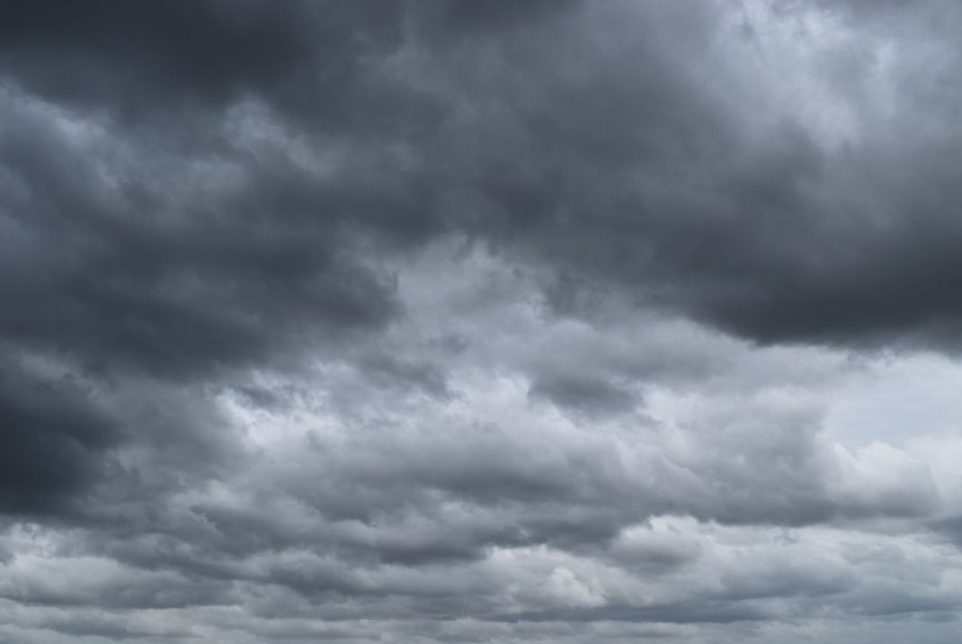 Nimbostratus-Wolken haben oft ergiebige Niederschläge im Gepäck.