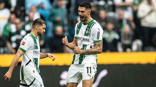 <strong>Tim Kleindienst (Borussia Mönchengladbach)</strong><br> In der bisherigen Bundesliga-Saison gelangen Tim Kleindienst 16 Tore und neun Vorlagen. Überragende Werte, die den Stürmer auch ins Schaufenster der Premier League stellen. Laut dem Portal „CaughtOffside“ zeigt ein englisches Quartett Interesse an dem deutschen Nationalspieler – namentlich die Wolverhampton Wanderers, der FC Everton, Tottenham Hotspur und West Ham United. Demnach seien die Klubs bereit, bis zu 35 Millionen Euro für Kleindienst in die Hand zu nehmen.
