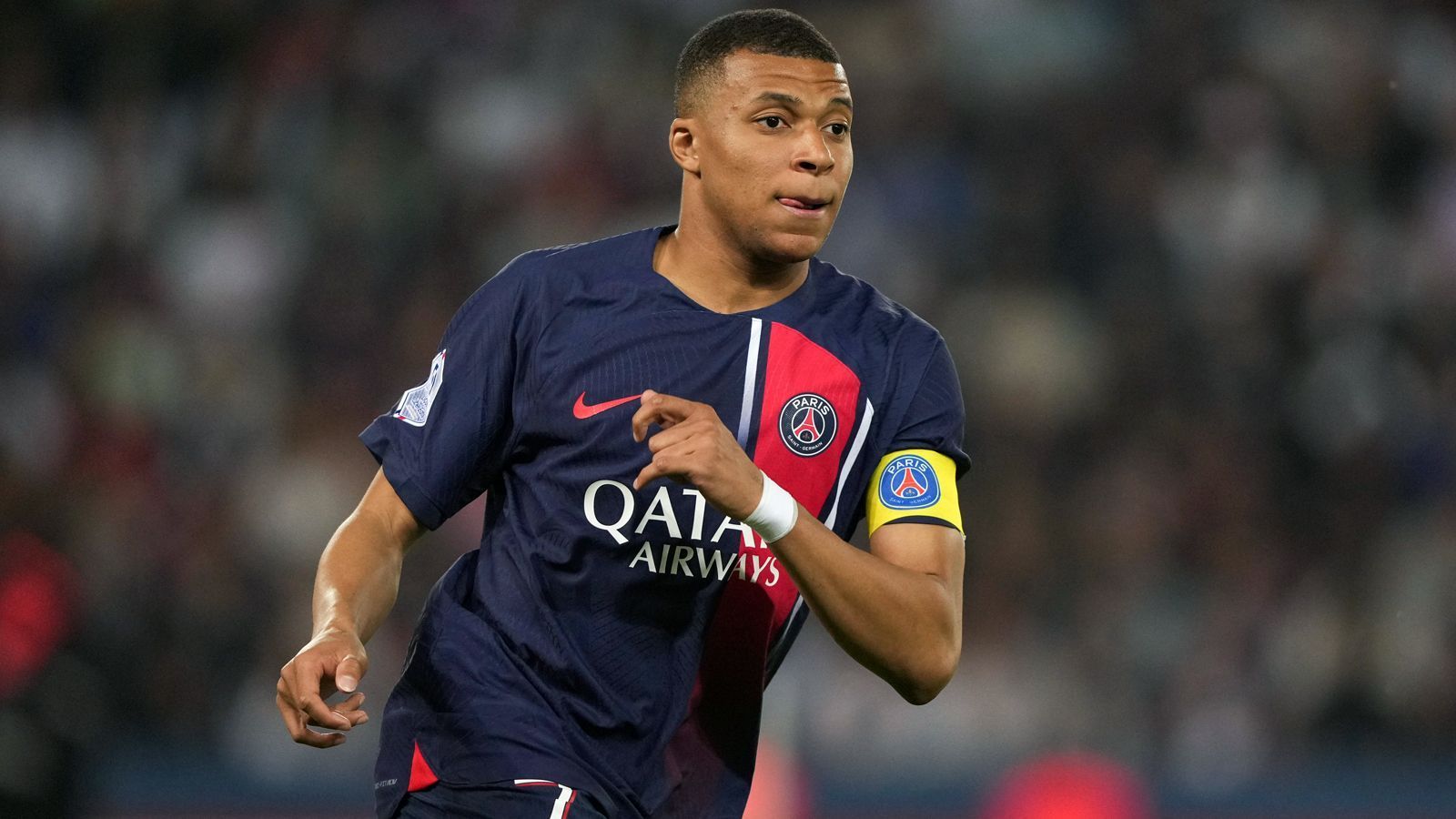 
                <strong>Möglicher Abgang: Kylian Mbappe</strong><br>
                Das wohl größte Fragezeichen für Luis Enrique bei seinem neuen Klub steht hinter Superstar Kylian Mbappe. Der Stürmer will seinen Vertrag über 2024 hinaus wohl nicht verlängern, PSG-Boss Nasser Al-Khelaifi sprach daher zuletzt einmal mehr ein Machtwort. Demzufolge will man den französischen Nationalspieler und Weltmeister von 2018 im kommenden Jahr keinesfalls ablösefrei verlieren, weshalb ein Abgang im Sommer 2023 wahrscheinlich erscheint. Ohne Mbappe würde sich aber natürlich für Enrique eine weitere Baustelle in seinem künftigen Kader öffnen. 
              