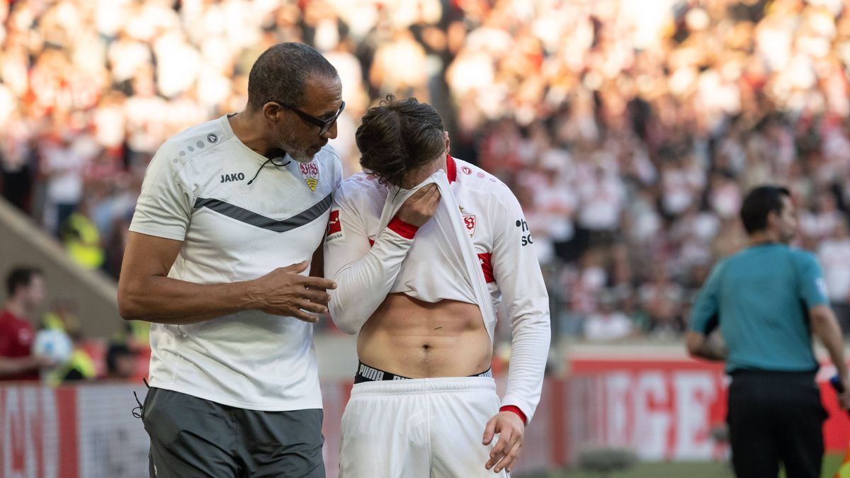 Angelo Stiller (VfB Stuttgart, 06), geht Verletzt nach dem Foul vom Platz, Frust, Schmerz, GER, VfB Stuttgart vs. FC Augsburg, Fussball, Herren, 1. Bundesliga, 33. Spieltag, Spielzeit 2024 2025, 11...