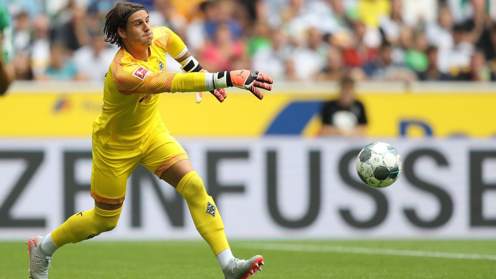 
                <strong>Yann Sommer</strong><br>
                In seinem sechsten Jahr bei Borussia Mönchengladbach brilliert Torhüter Yann Sommer einmal mehr. Der 30-jährige Schweizer kam 2014 als Nachfolger von Eigengewächs Marc-Andre ter Stegen an den Niederrhein und gehört damit schon zu den am längsten dienenden Profis im Kader der "Fohlen". In der laufenden Spielzeit konnte Sommer laut "bundesliga.de" schon 23 Torschüsse abwehren - ein starker Wert! Drei Mal blieb der Routinier in der Saison 2019/20 sogar ohne Gegentor, darunter im Derby gegen Aufsteiger Köln oder auch auf Schalke.
              