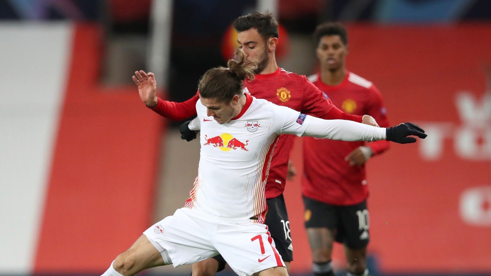 
                <strong>RB Leipzig</strong><br>
                Nachdem 3:2-Sieg gegen Manchester United steht Leipzig im Achtelfinale. Lediglich der Gruppensieg ist noch nicht sicher. Die Entscheidung dazu fällt im abgebrochenen Spiel zwischen Paris St. Germain und Basaksehir FK. Sollte PSG das Duell nicht gewinnen, wäre das Team von Julian Nagelsmann Erster in der Gruppe.
              