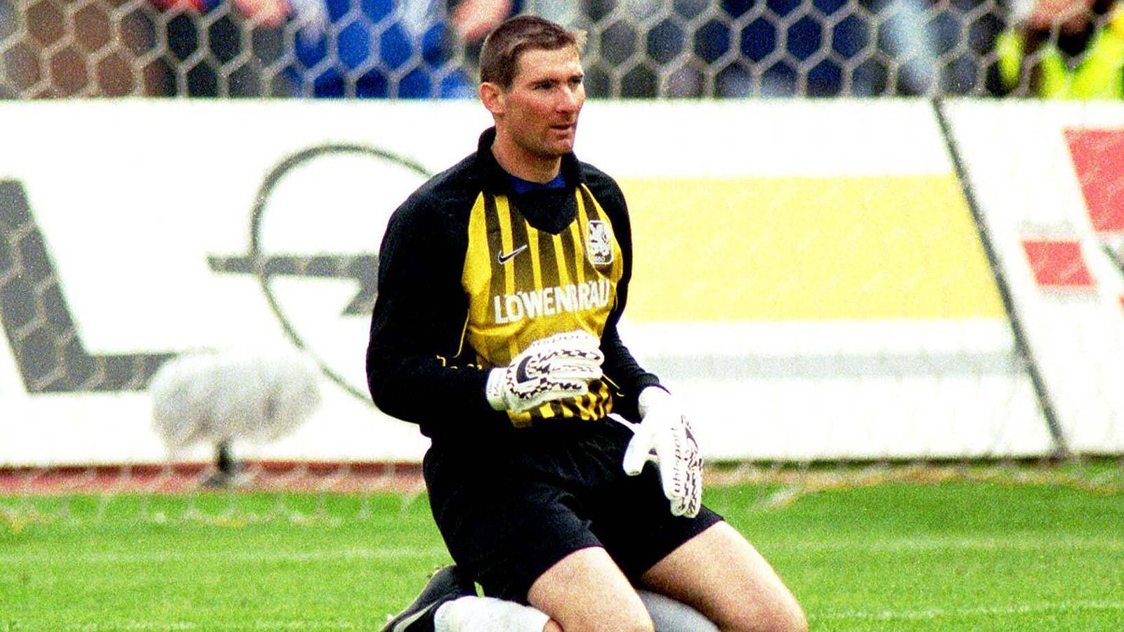 
                <strong>Bernd Meier (TSV 1860 München) </strong><br>
                11. April 1998: TSV 1860 München – Bayern München (1:3)Ausgerechnet im Münchner Stadtderby leistete sich Löwen-Keeper Bernd Meier einen folgenschweren Fauxpas. Der Keeper hatte den Ball sicher und legte sich die Kugel zum Abschlag bereit. Dabei übersah er allerdings den hinter ihm stehenden Bayern-Stürmer Carsten Jancker, der Meier den Ball wegspitzelte und problemlos ins leere Sechzger-Tor einschoß.
              