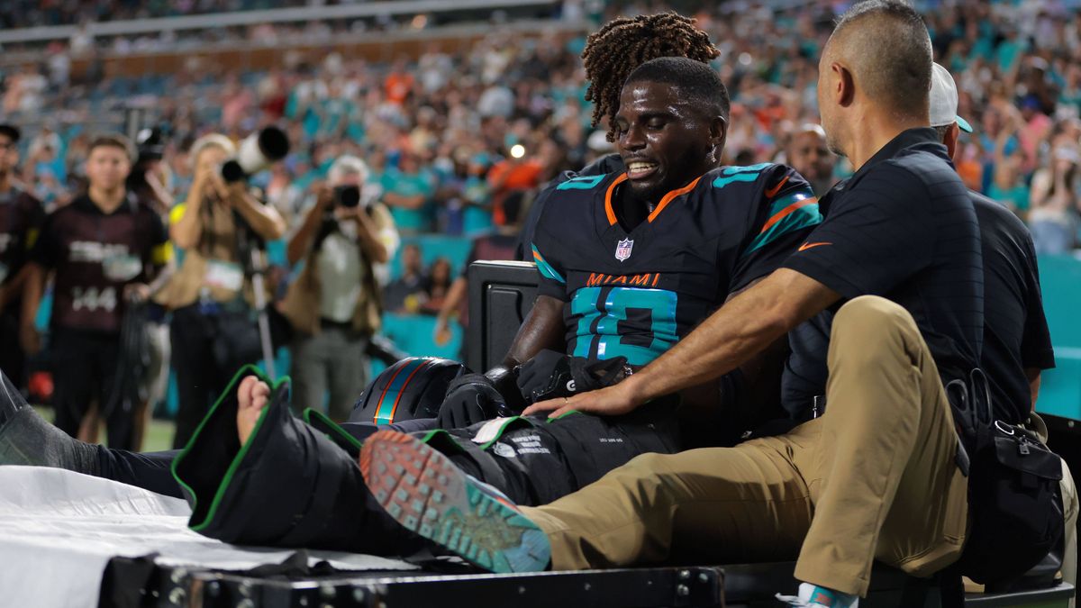 NFL, American Football Herren, USA New York Jets at Miami Dolphins Sep 29, 2025; Miami Gardens, Florida, USA; Miami Dolphins wide receiver Tyreek Hill (10) reacts after being placed on a medical ca...