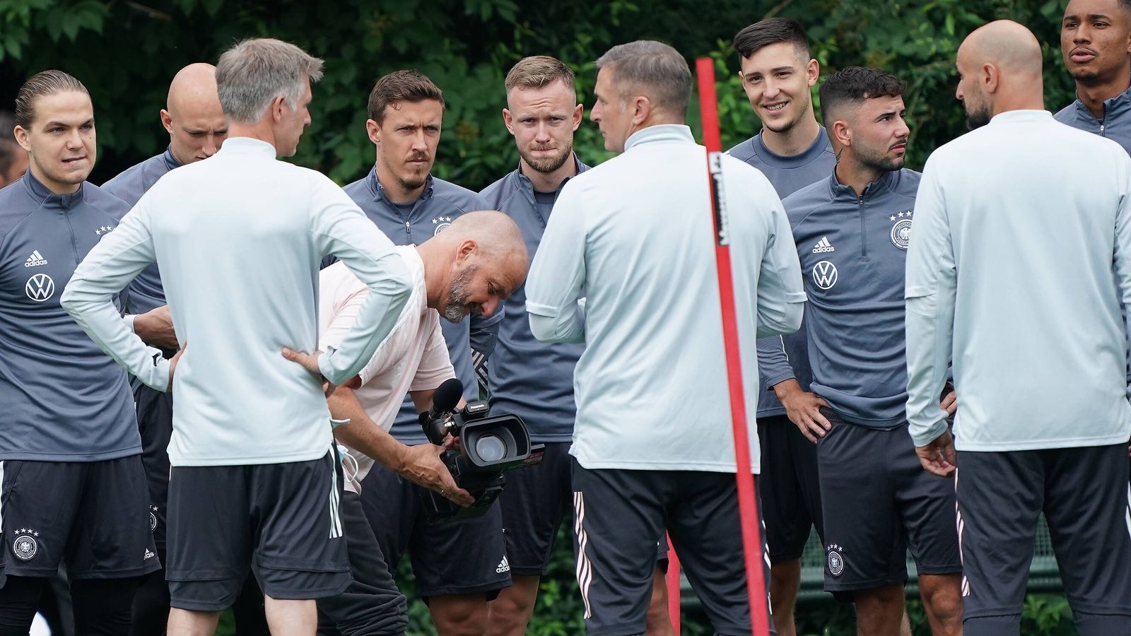 
                <strong>Deutsche U21</strong><br>
                Motivierend war auch die Visite des Olympischen Dorfes in Tokio. Neben einem Besuch in der Mensa nutzte das Team von DFB-Trainer Stefan Kuntz die Gelegenheit auch für Schnappschüsse mit anderen Sportlern: Angreifer Max Kruse posierte mit Beachvolleyball-Olympiasiegerin Laura Ludwig, Arne Maier mit US-Skateboarder Nyjah Huston. "Das war eine tolle Erfahrung für jeden von uns. Wenn wir in der Gruppe Erster werden, ziehen wir ins Dorf. Es ist unser großes Ziel, wieder dorthin zu kommen", sagte Maier.
              