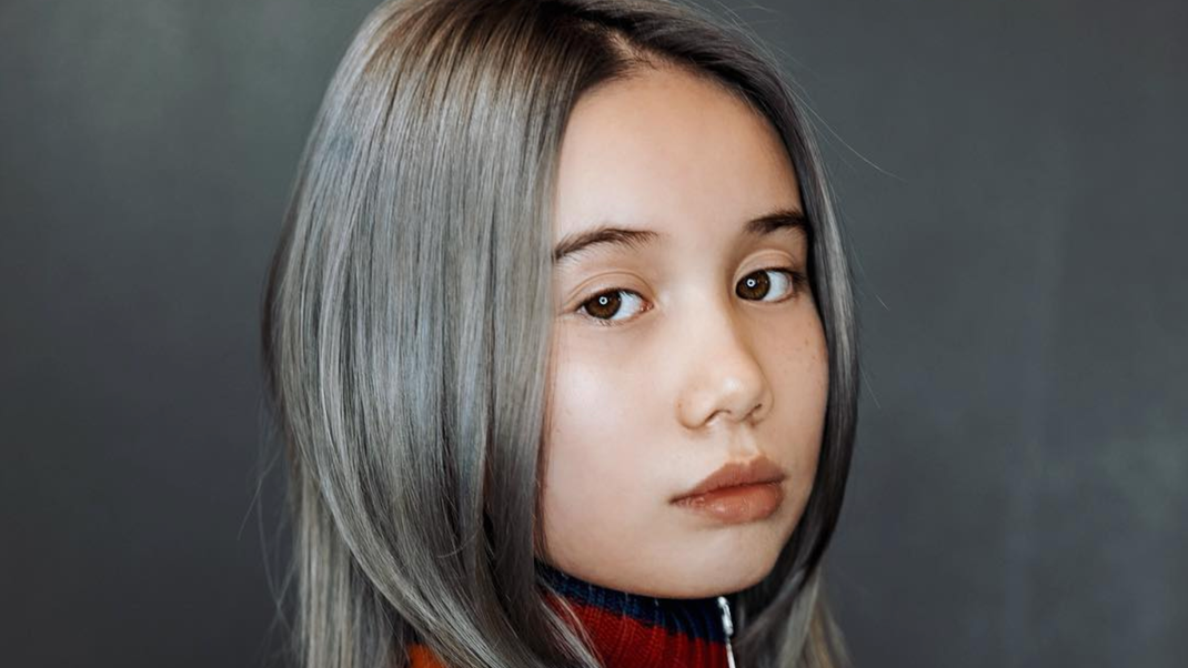 Influencerin Lil Tay ist am Leben! In einem Statement äußert sie sich nun zu ihrem angeblichen Tod. Alle Infos gibt es hier.&nbsp;