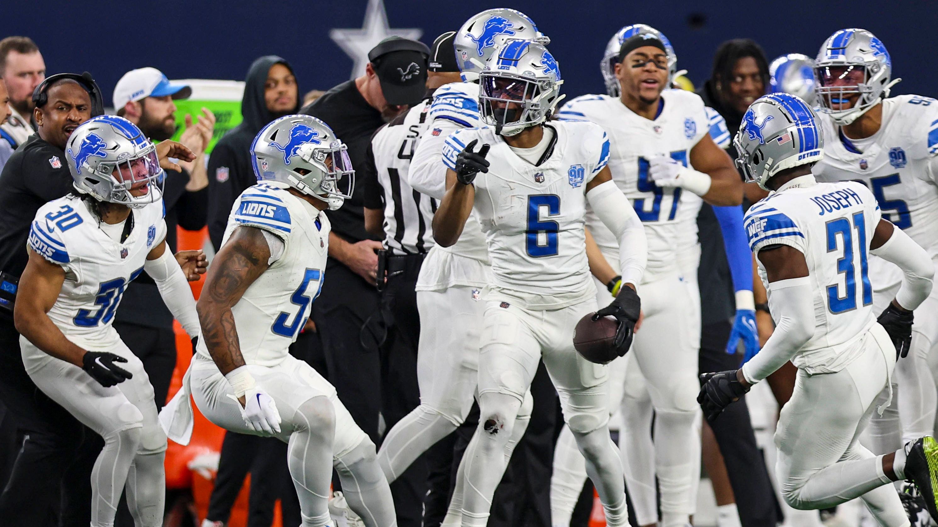 <strong>Detroit Lions</strong><br>Grund zur Freude gab es in Woche 16 auch für die Lions. Zum ersten Mal seit 2016 ist die Franchise wieder in der Postsesason dabei, zudem erstmals seit 1993 vorzeitig Divisionsieger. "Das war wirklich wichtig für uns. 30 Jahre sind eine ziemlich lange Zeit, wenn man darüber nachdenkt", erklärte dazu der deutsche Receiver Amon-Ra St. Brown.