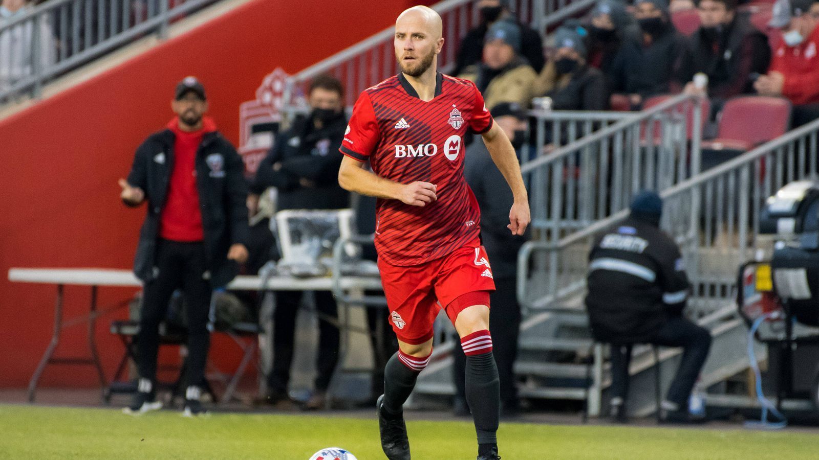 
                <strong>Michael Bradley (Toronto FC)</strong><br>
                In Toronto spielt Insigne unter anderem mit Michael Bradley zusammen. Der Ex-Gladbacher konnte sich in Europa bei einigen Stationen nicht wirklich behaupten und kehrte 2014 von der Roma zurück nach Nordamerika. Als Bradleys Rückkehr damals fixiert wurde, musste sich der Mittelfeldspieler heftige Kritik anhören und zwar von seinem damaligen Nationaltrainer Jürgen Klinsmann. Dieser zeigte wenig Verständnis dafür, dass seine Nationalspieler eben nicht den Konkurrenzkampf in Europa dauerhaft annahmen, sondern lieber in die MLS zurückkehrten, wo ihnen Top-Gehälter sowie Stammplätze sicher sind. Jahrelang gehörte Bradley auch tatsächlich zu den Topverdienern der MLS, zuletzt kassierte der frühere Gladbacher aber "nur" noch 1,5 Millionen US-Dollar (umgerechnet gut 1,4 Millionen Euro). In Toronto wird er mittlerweile von Vater Bob Bradley gecoacht.
              